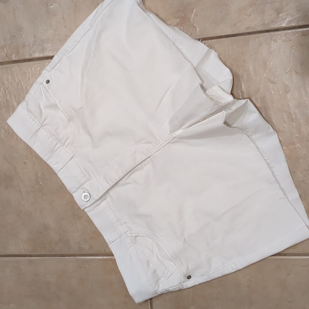 Gibson Latimer White Shorts Size 18 NWT
